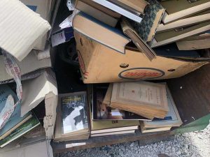 Sutri - Libri antichi e rari buttati in discarica