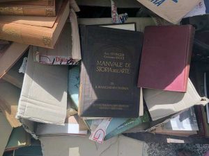 Sutri - Libri antichi e rari buttati in discarica