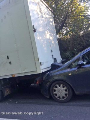 Nepi - Scontro tra quattro auto e un camion
