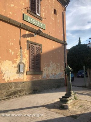 Attaccano il tubo alla fontanella della stazione e rubano l'acqua