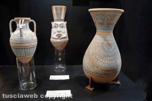 Metropolitan museum New York - Vasi predinastici, vaso in terracotta dipinta con stambecco, vaso a forma del dio Bes