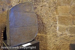Viterbo - La stele di Rosetta