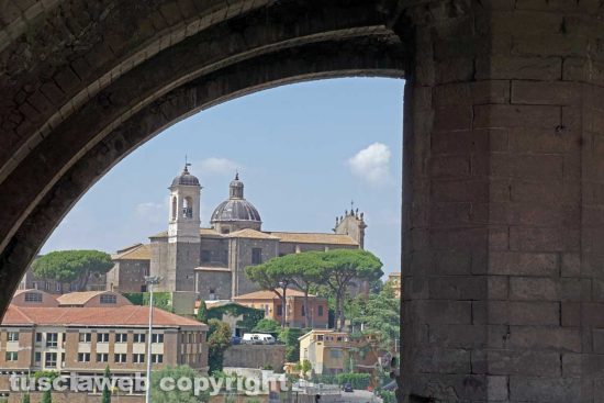 Viterbo - La chiesa della Trinità vista da Palazzo dei Papi