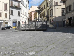 Viterbo - Scempio a piazza Fontana grande