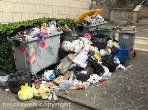 Viterbo - L'immondizia in via della Palazzina 
