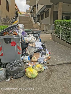 Viterbo - L'immondizia in via della Palazzina 