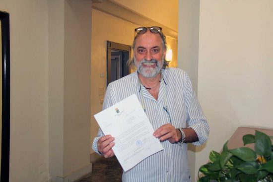Sergio Insogna con la lettera d'accettazione