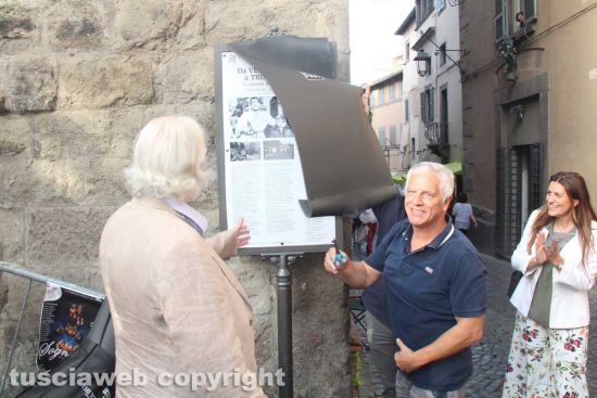 Viterbo nel cinema - Mecarini scopre la palina a piazza del Gesù