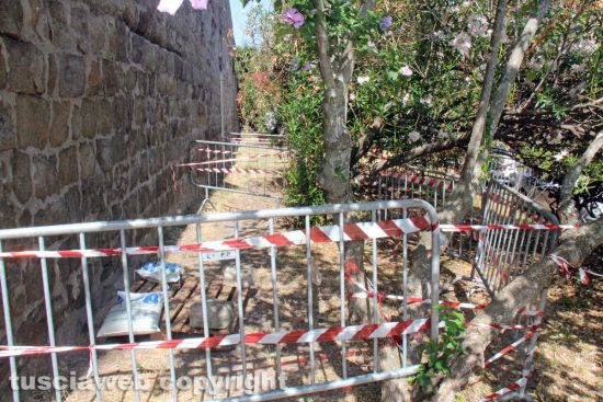 Viterbo - Buca a Pianoscarano - L'area transennata
