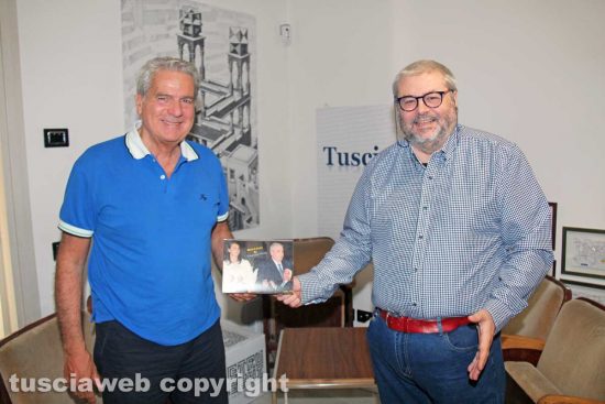 Viterbo - Il direttore di Tusciaweb Carlo Galeotti consegna al sindaco Giovanni Arena il memento