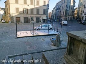 Viterbo - La pedana in piazza Fontana grande
