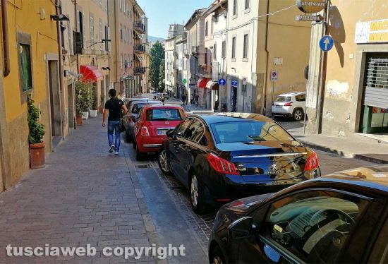 Viterbo - Via Cairoli - Le auto in sosta