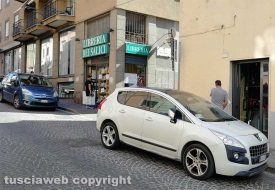 Viterbo - Via Cairoli - Le auto in sosta