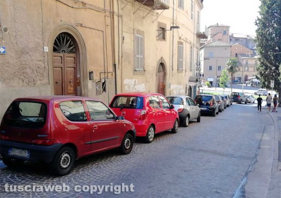 Viterbo - Via Cairoli - Le auto in sosta