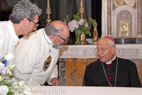 Viterbo - Francesco Chiaravalli prova a convincere il vescovo ad aspettare che smetta di piovere