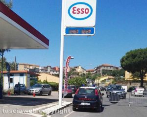 Montefiascone - La fuoriscuta del gasolio in via Cardinal Salotti - L'intervento dei carabinieri