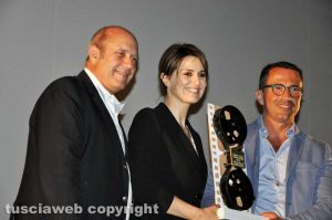 Tuscia Film Fest - Paola Cortellesi riceve il premio Pipolo dalle mani di Andrea De Simone di Confartigianato