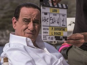 Toni Servillo impersona Silvio Berlusconi