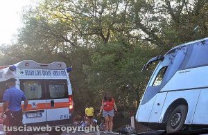 Tarquinia - Bus carico di bambini fuori strada in una cunetta