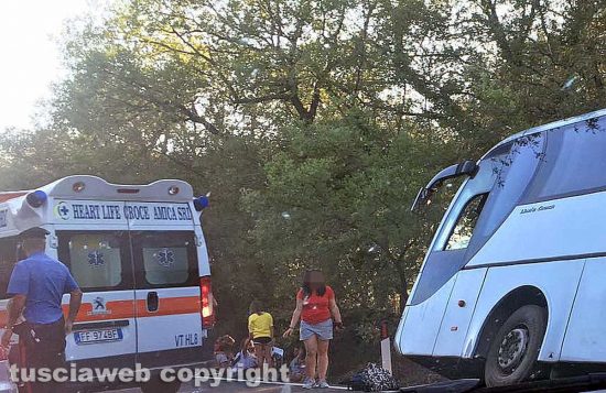 Tarquinia - Bus carico di bambini fuori strada in una cunetta