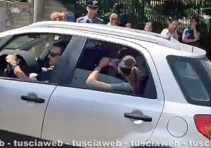 Bimba contesa - Madre e figlia portate in caserma