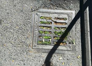Viterbo - Tombini otturati vicino al passaggio a livello