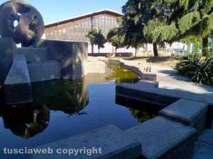 Viterbo - Fontana sfera del Murialdo nel degrado