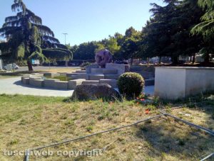 Viterbo - Fontana sfera del Murialdo nel degrado