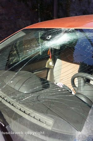 Auto danneggiata a via Chigi