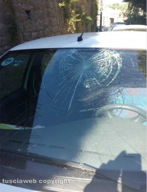 Auto danneggiata a via Chigi