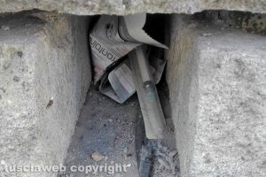 Montefiascone - Una siringa dentro una fessura del muro