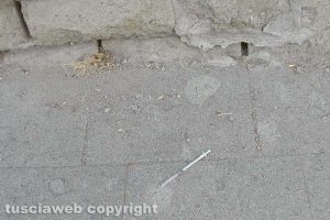 Montefiascone - Una siringa usata gettata in terra