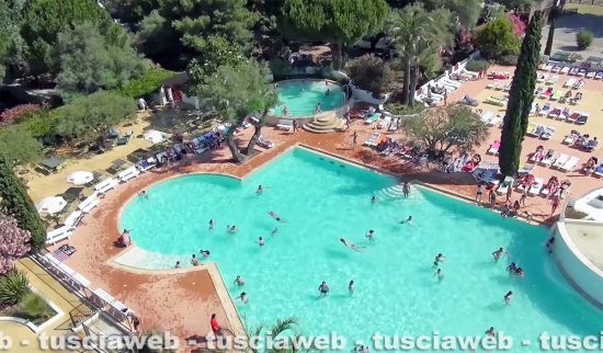Aigues-Mortes - La piscina del camping village La Petite Camargue dove è morto Giuseppe Centamore