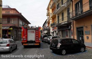 Montefiascone - L'intervento dei vigili del fuoco davanti alle Poste