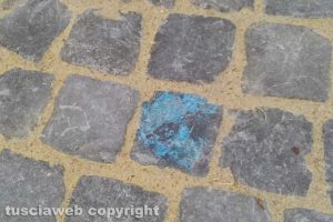 Viterbo - Lavori a Magugnano - Sampietrini verniciati di blu e giallo