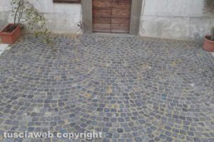 Viterbo - Lavori a Magugnano - Sampietrini verniciati di blu e giallo