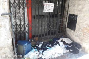 Viterbo - Rifiuti abbandonati in via Della Molinella