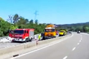 Orte - Tir carico di frutta si ribalta in superstrada