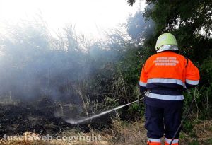 Tarquinia - Vasto incendio in località Cavalline - Protezione civile in azione