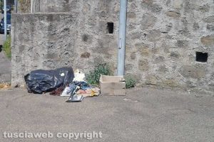 Viterbo - I rifiuti a porta San Pietro