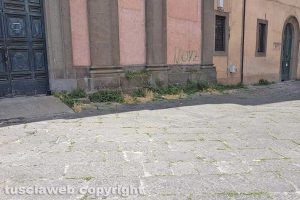 Viterbo - Incuria a piazza Fontana Grande
