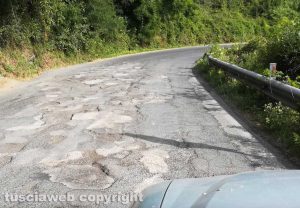 Gradoli - Le buche sulla provinciale 145