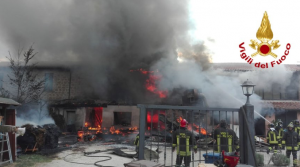 Incendio in un mobilificio a Magliano Sabina