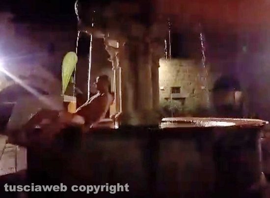 Viterbo - Stefano Caporossi, tuffo nella fontana a piazza del Gesù