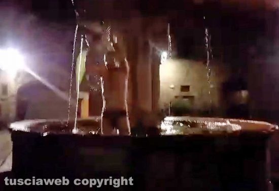 Viterbo - Stefano Caporossi, tuffo nella fontana a piazza del Gesù