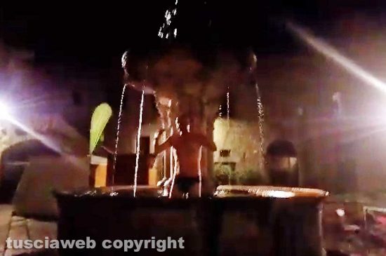 Viterbo - Stefano Caporossi, tuffo nella fontana a piazza del Gesù