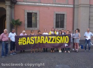 Viterbo - Piazza del Comune - Sit-in del Pd contro il razzismo - Luisa Cimabella