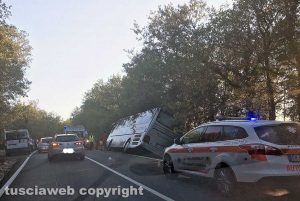 Tarquinia - Bus carico di bambini fuori strada in una cunetta