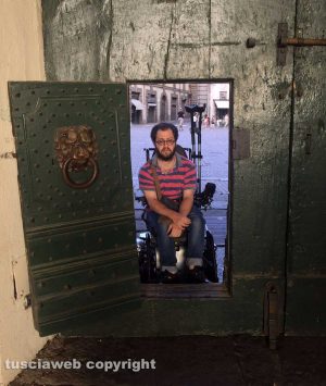 Viterbo - Un disabile bloccato sul portone di palazzo dei Priori