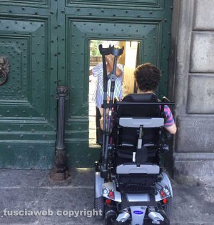 Viterbo - Un disabile bloccato sul portone di palazzo dei Priori